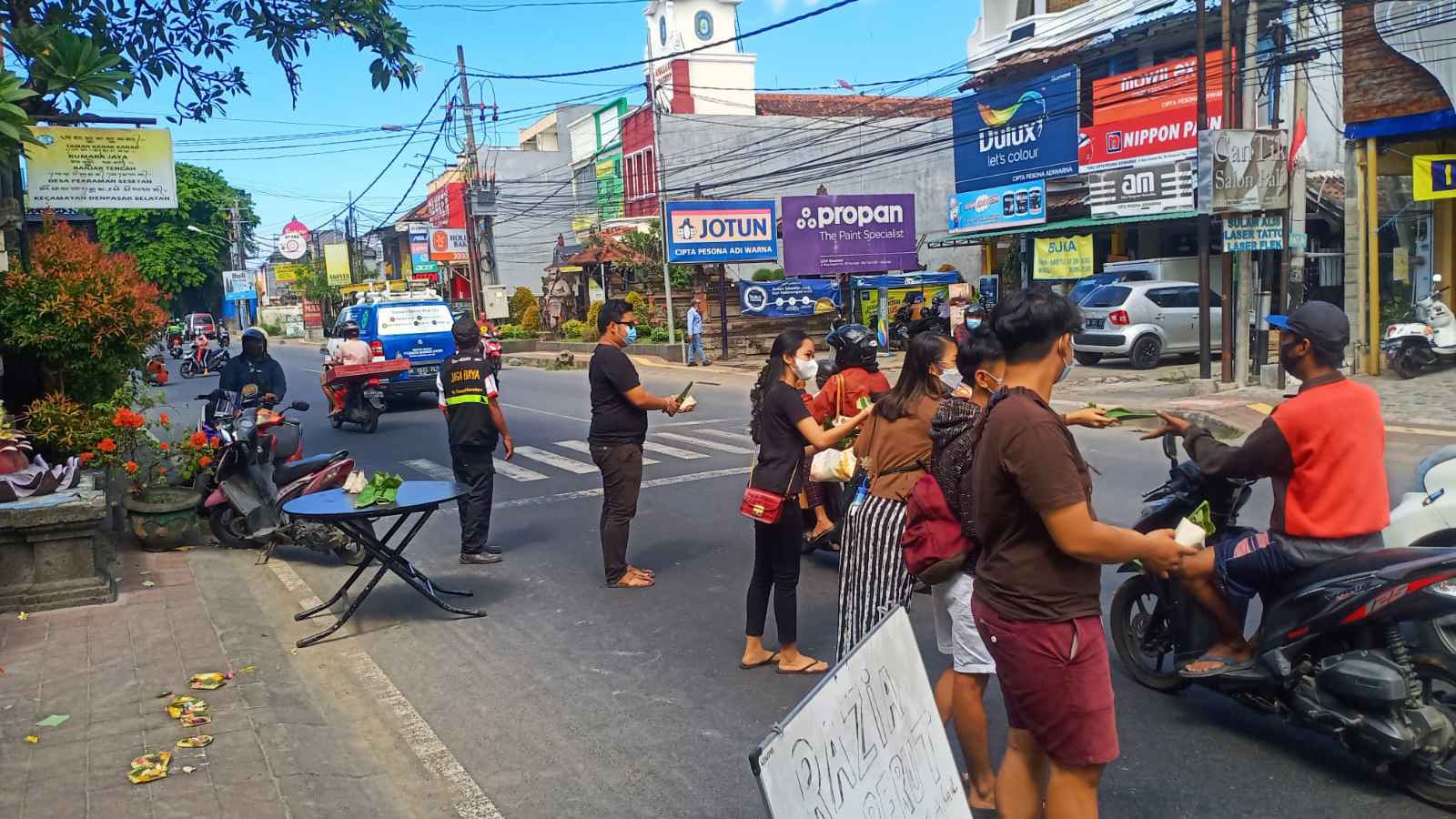 Kelurahan Sesetan Bersama Sekeha Teruna Bagikan Nasi Bungkus