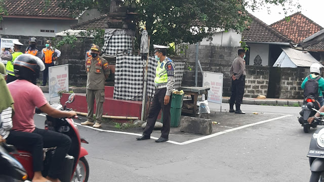 Tim Gabungan Gelar Razia Penegakan Prokes di Wilayah Kelurahan Padangsambian