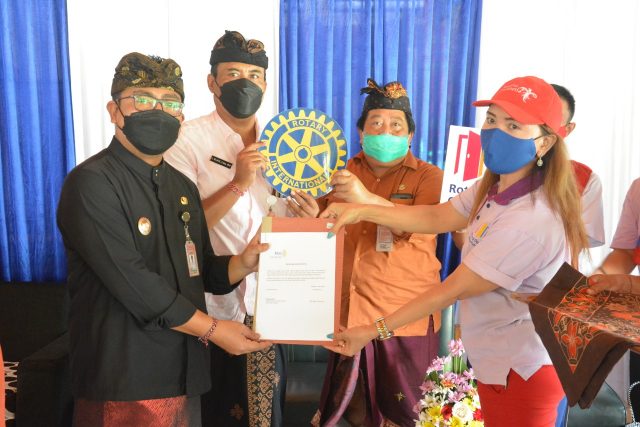 Dukung Persiapan PTM, Wawali Arya Wibawa Terima Bantuan Wastafel dari Rotary Club untuk SMP