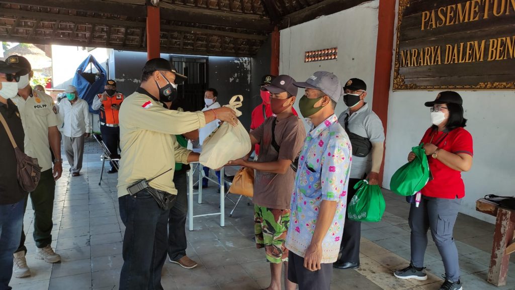 Tim Yustisi Kota Denpasar Bagi Sembako dan Laksanakan Pemantauan Prokes di Kelurahan Tonja