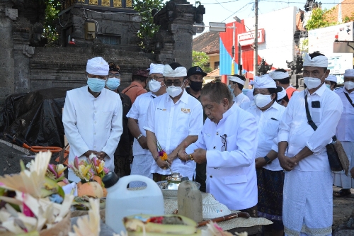 Wali Kota Jaya Negara Lakukan Peletakan Batu Pertama Pembangunan Wantilan Pura Taman Sari
