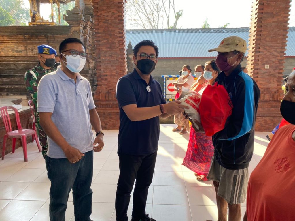 Sinergi dengan Karang Taruna Denpasar, Wawali Arya Wibawa Serahkan 400 Paket Sembako di Desa Padangsambian Kaja