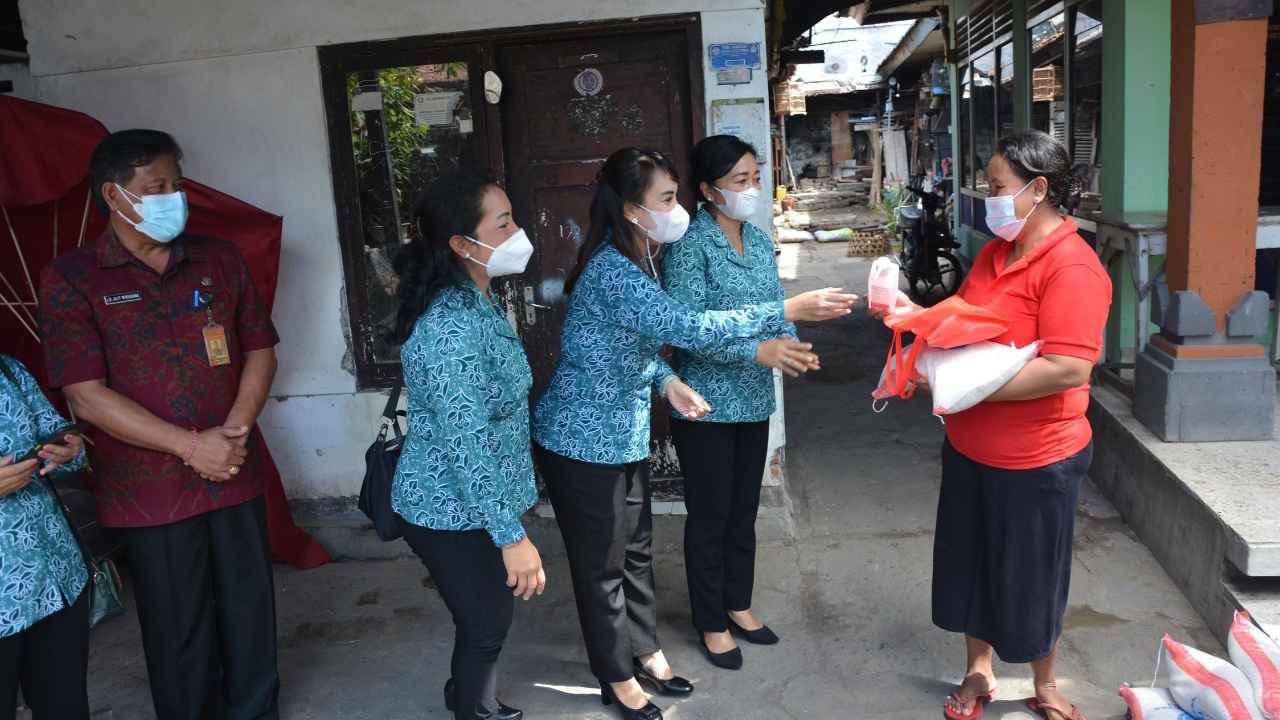 PKK Kota Denpasar Terima Bantuan 1 Ton Beras dari TP PKK Provinsi Bali, Ny Antari Jaya Negara Salurkan Langsung di Empat Kecamatan